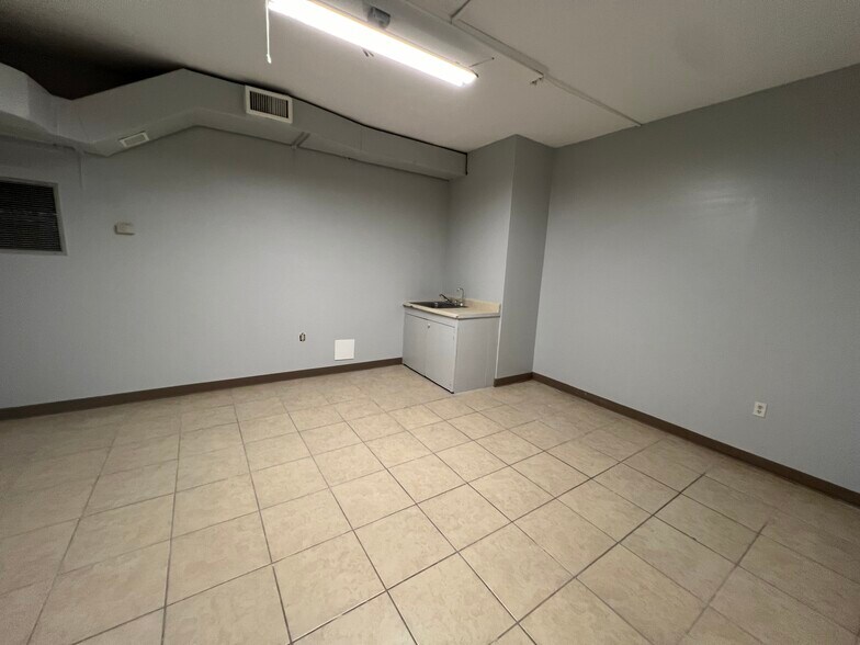 More Photos Of 8610 N Suwanee Ave, Tampa General Retail For Sale