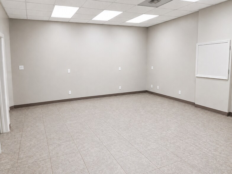 More Photos Of 10801 Brooklet Dr, Houston Warehouse For Lease