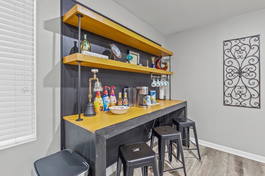 More Photos Of 6606 Old Shell Rd, Mobile Office For Sale