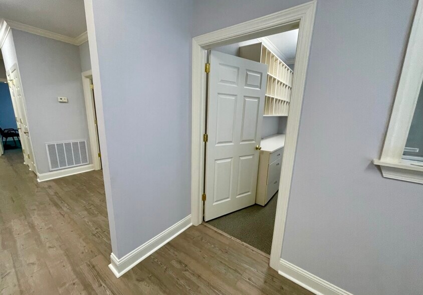More Photos Of 200 Commercial Ct, Savannah Office For Lease