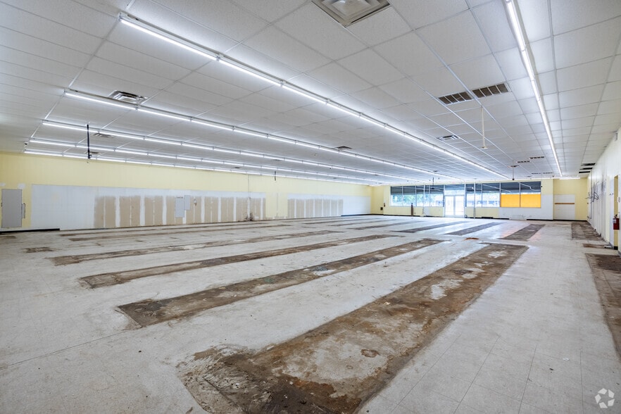 More Photos Of 4072 Glenwood Rd, Decatur Freestanding For Lease