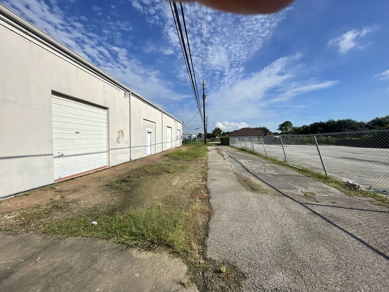 More Photos Of 903 S 8th St, La Porte Light Distribution For Lease