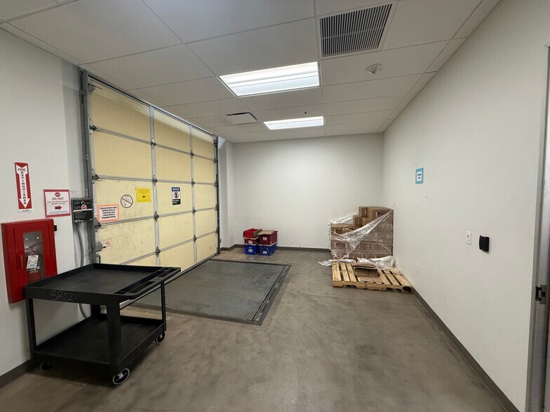 More Photos Of 8060 S Kyrene Rd, Tempe Light Manufacturing For Lease