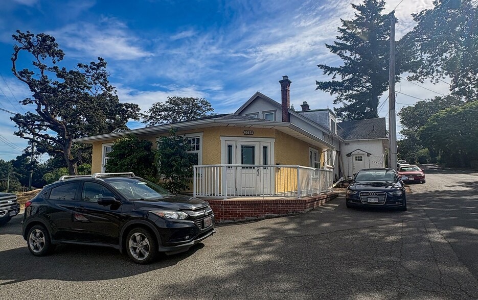 More Photos Of 3789 Quadra St, Victoria Office For Lease