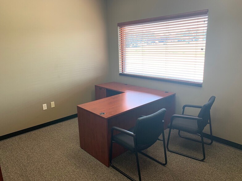 More Photos Of 109-111 Eastgate Dr, Washington Storefront Retail Office For Lease