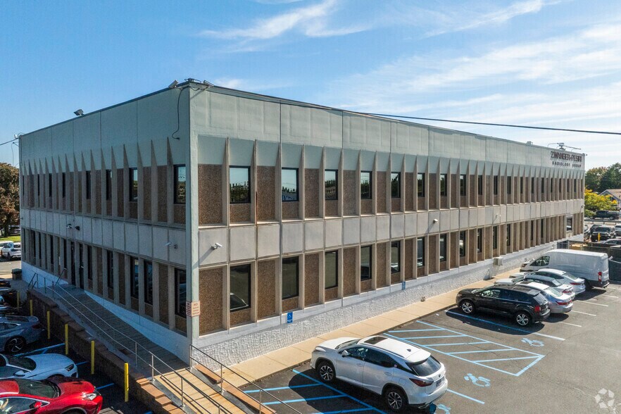 More Photos Of 150 E Sunrise Hwy, Lindenhurst Medical For Lease