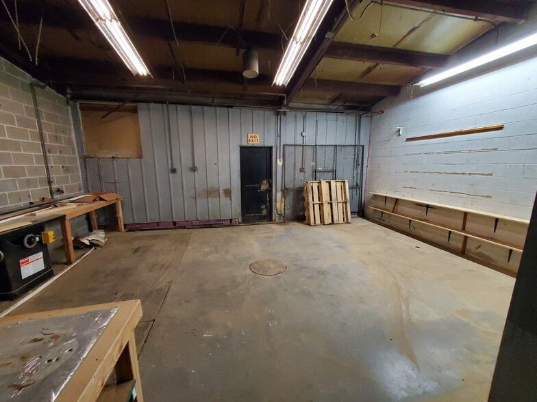 More Photos Of 9380 Watson Industrial Park, Crestwood Warehouse For Lease