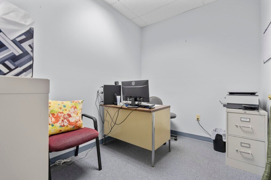 More Photos Of 378 Windsor Ave, Windsor Office For Sale
