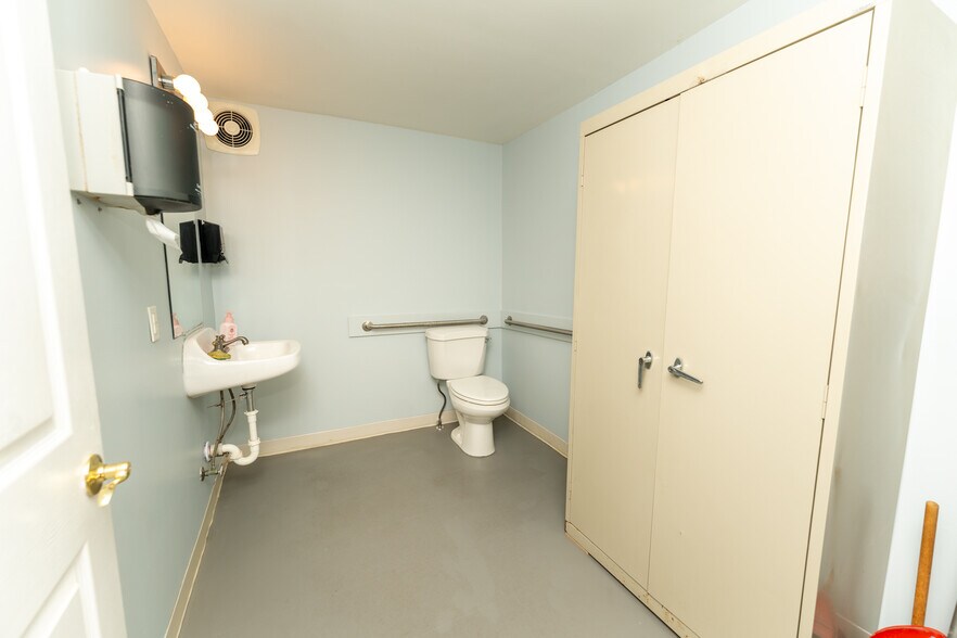 More Photos Of 218 S Washington St, Mt Pleasant Office For Sale