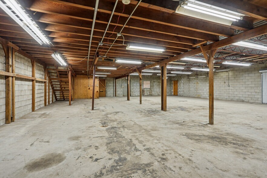 More Photos Of 1010 N Ashland Ave, Green Bay Flex For Sale