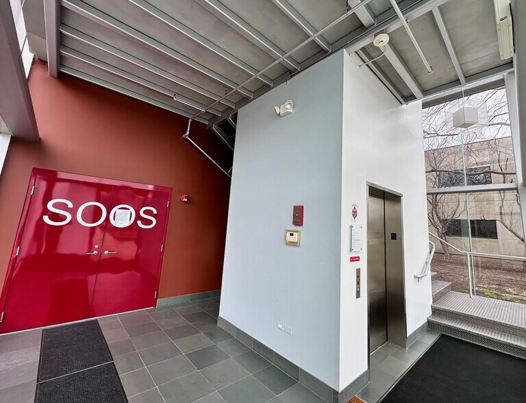 More Photos Of 105 Schelter Rd, Lincolnshire Office For Sale