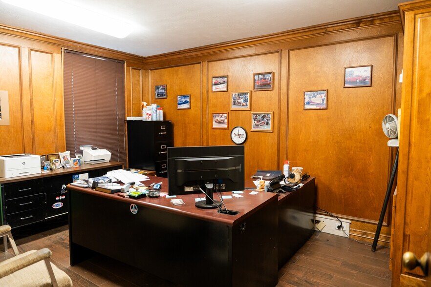 More Photos Of 1616 N Interstate 35 N, Lancaster Flex For Sale