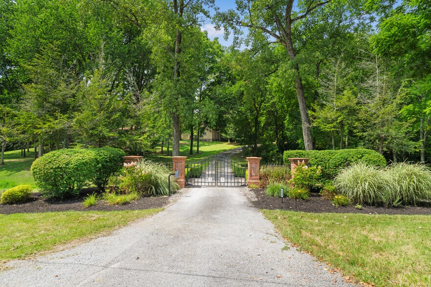 More Photos Of 5455 Plantation Rd, Sunbury Lodge Meeting Hall For Sale