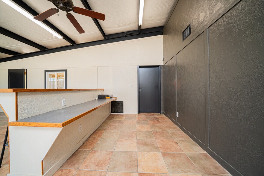 More Photos Of 118 Industrial Blvd, Kilgore Flex For Lease