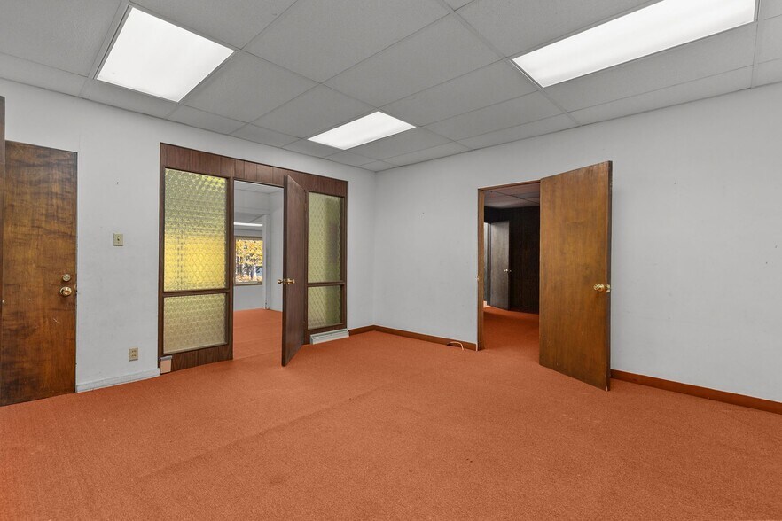 More Photos Of 754 N Main St, Oshkosh General Retail For Sale