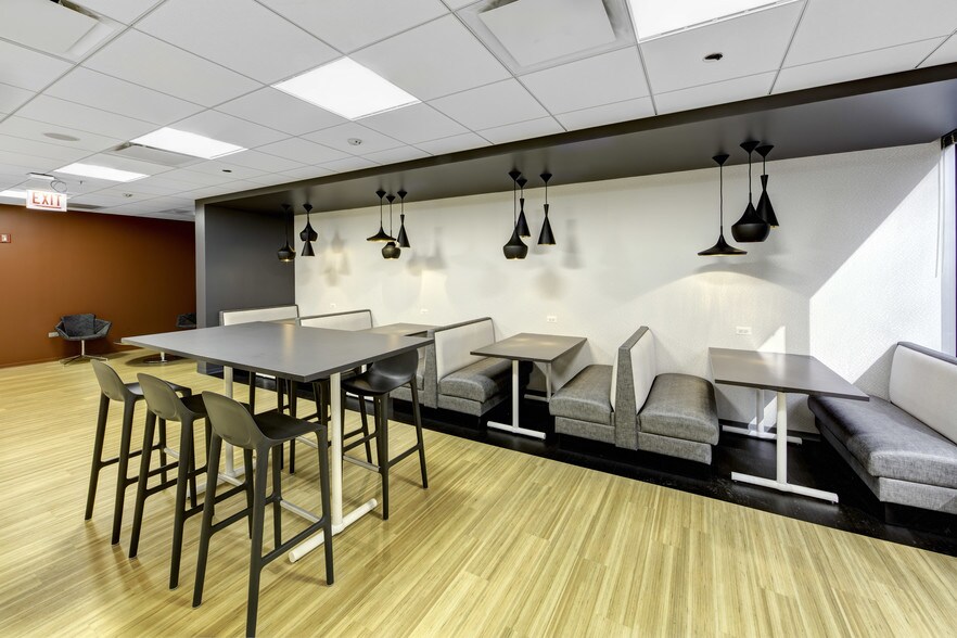 More Photos Of 20 N Clark St, Chicago Coworking Space