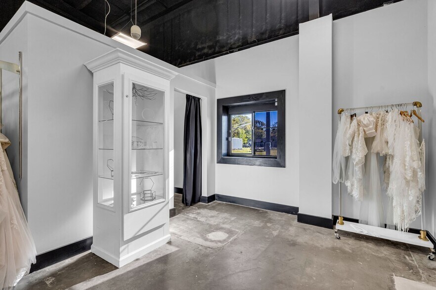 More Photos Of 1720 Pass Rd, Gulfport General Retail For Sale