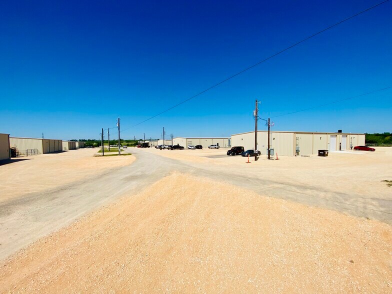 More Photos Of 7049 Fm 1044, Marion Flex For Lease