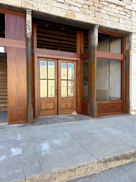 More Photos Of 118 College st, Stephenville General Retail For Lease