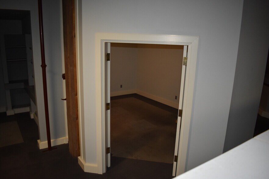 More Photos Of 250-260 Commerce St, Montgomery Medical For Sale