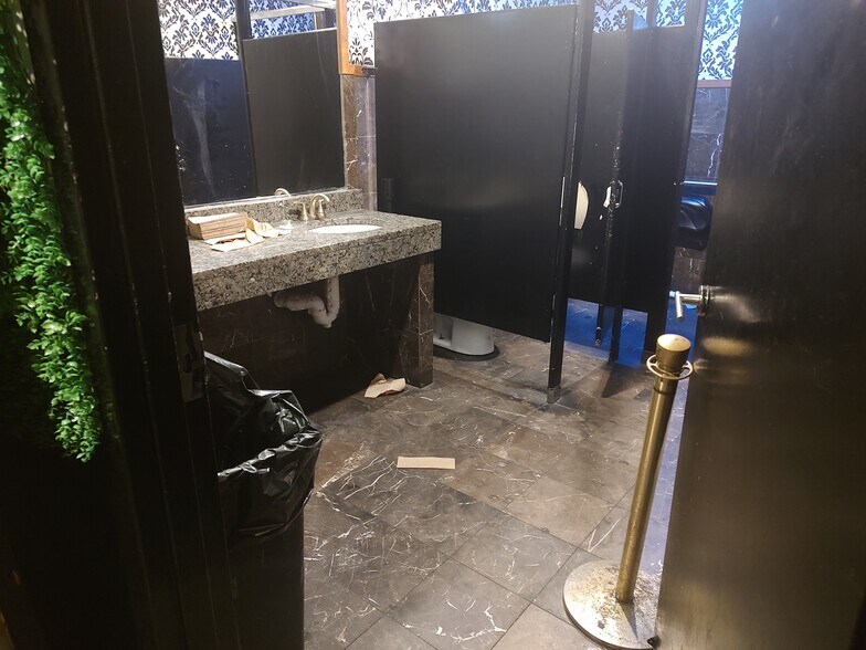 More Photos Of 10 S Calvert St, Baltimore Bar For Sale