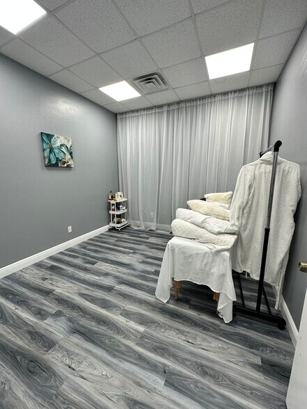 More Photos Of 8911 Daniels Pky, Fort Myers Storefront Retail Office For Lease