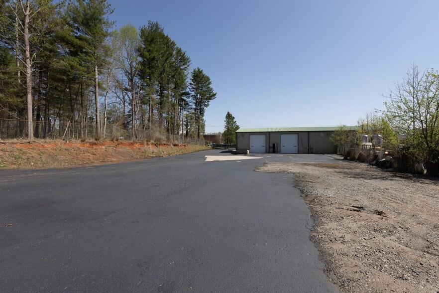 More Photos Of 2997 Spartanburg Hwy, East Flat Rock Warehouse For Lease