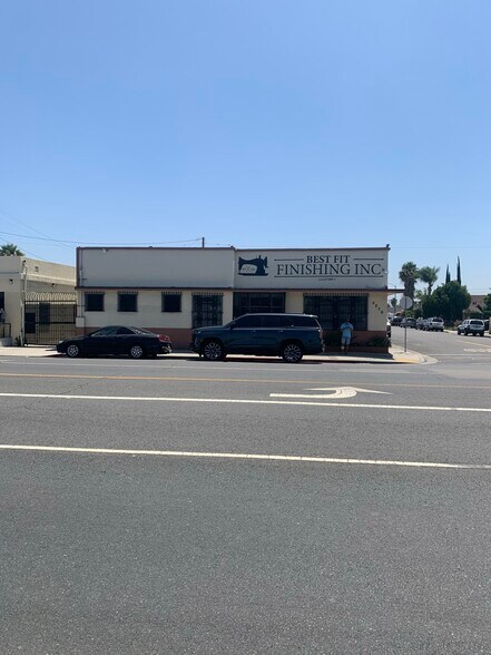 More Photos Of 5268-5276 Atlantic Blvd, Maywood Showroom For Sale