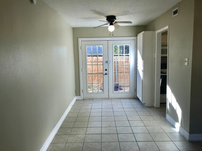 More Photos Of 210 Austin St, Grapevine Apartments For Sale