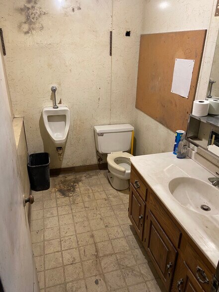 More Photos Of 295-297 37th St NE, Rochester Auto Repair For Lease