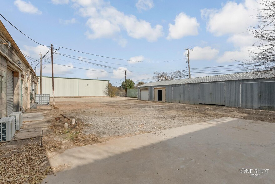 More Photos Of 1929 S Treadaway Blvd, Abilene Showroom For Lease