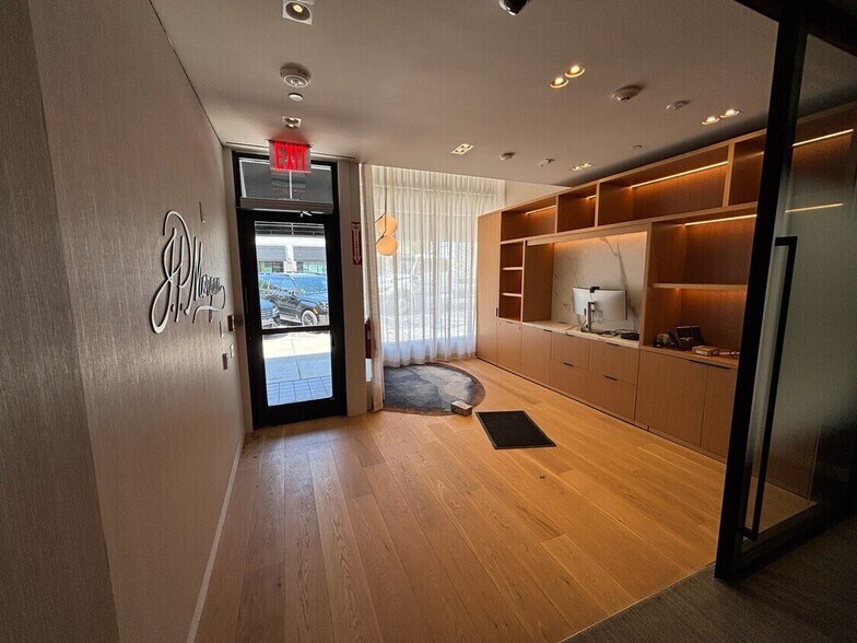 More Photos Of 563-571 Lincoln Ave, Winnetka General Retail For Lease
