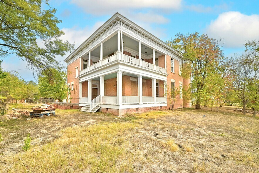 More Photos Of 709 N Lexington St, Manor Specialty For Sale