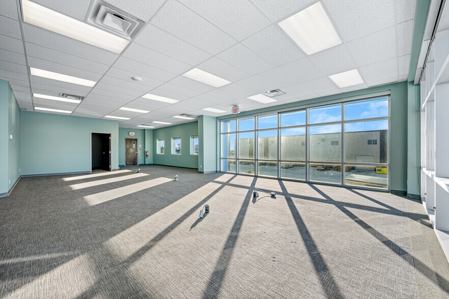 More Photos Of 5267 67 Av, Lloydminster Warehouse For Lease