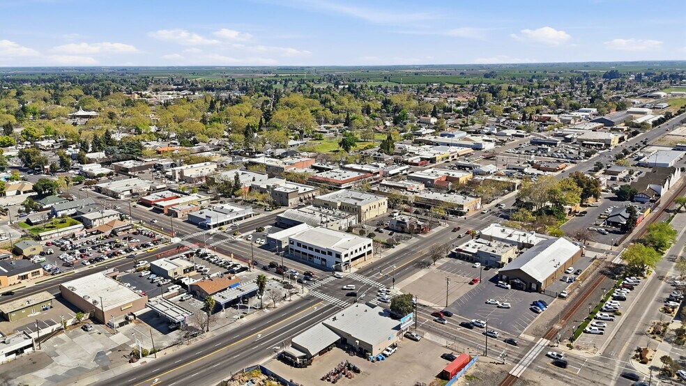 More Photos Of 208 E Olive Ave, Turlock Storefront Retail Office For Sale