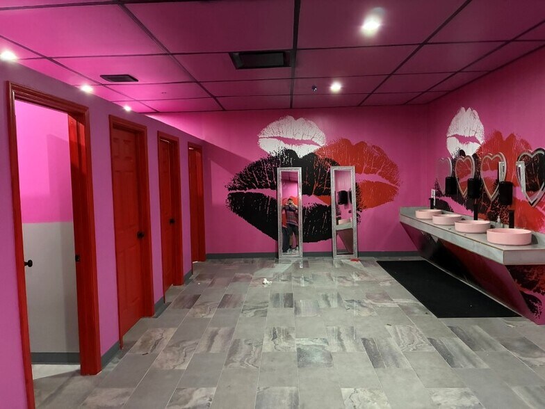 More Photos Of 1102 Delano St, Houston Storefront For Lease