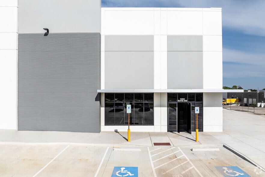 More Photos Of 3260 Skyway Cir, Irving Warehouse For Lease