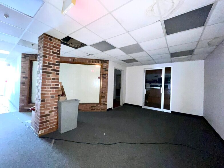 More Photos Of 9914 W Derby Ln, Westchester Flex For Sale