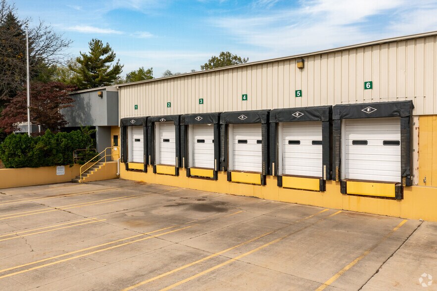 More Photos Of 2737 S Adams Rd, Rochester Hills Warehouse For Lease