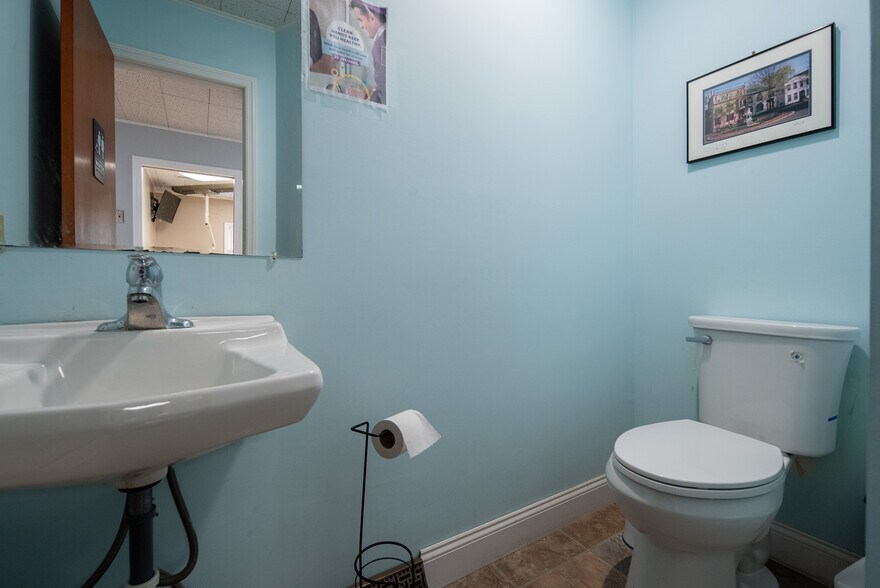 More Photos Of 1221 Altamont Ave, Schenectady Office For Sale