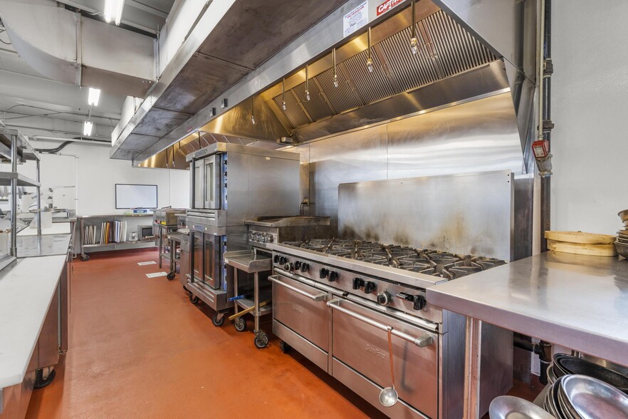 More Photos Of 207 Greenwich Ave, Stamford Showroom For Sale