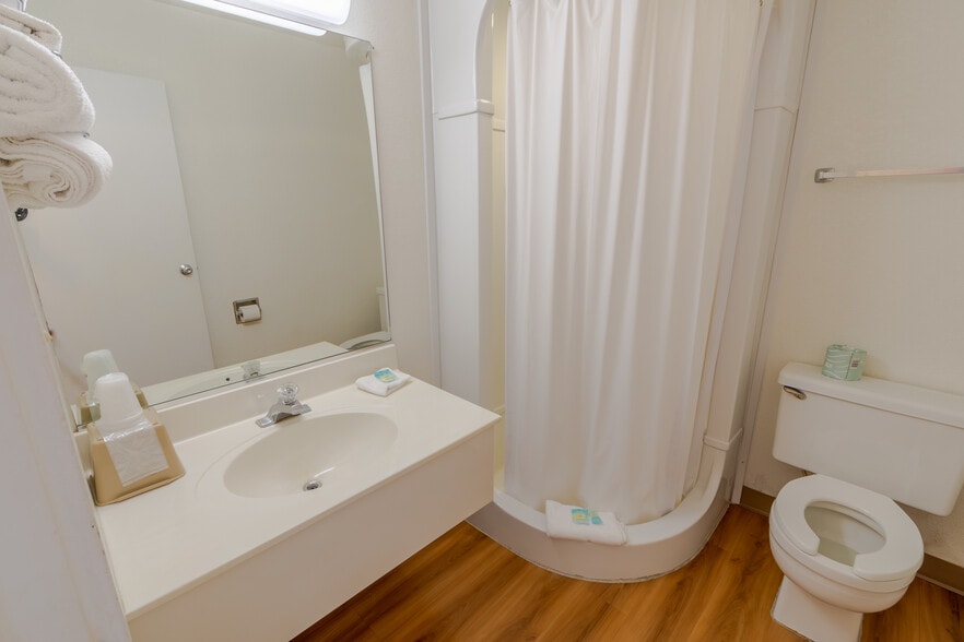 More Photos Of 1309 S Ohlman St, Mitchell Hotel For Sale