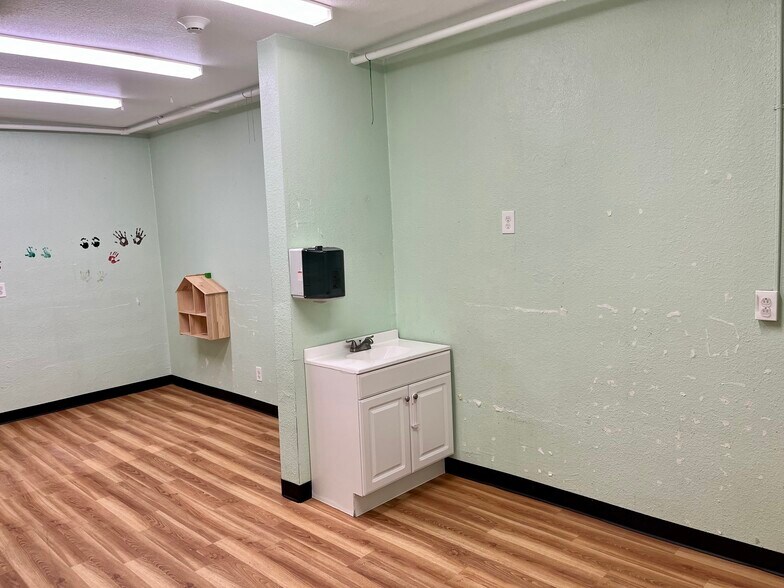 More Photos Of 2317 Handley Dr, Fort Worth General Retail For Sale