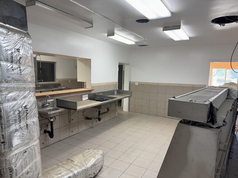 More Photos Of 1671 Simpson St, Kingsburg General Retail For Sale