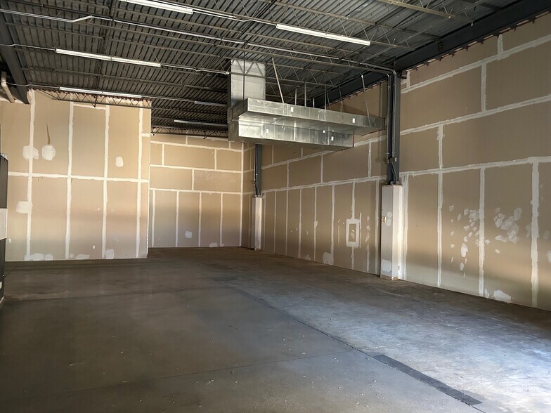 More Photos Of 817 Greenview Dr, Grand Prairie Showroom For Lease