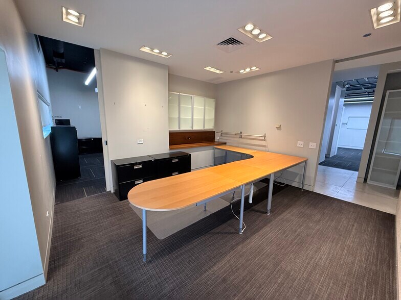 More Photos Of 105 Schelter Rd, Lincolnshire Office For Lease