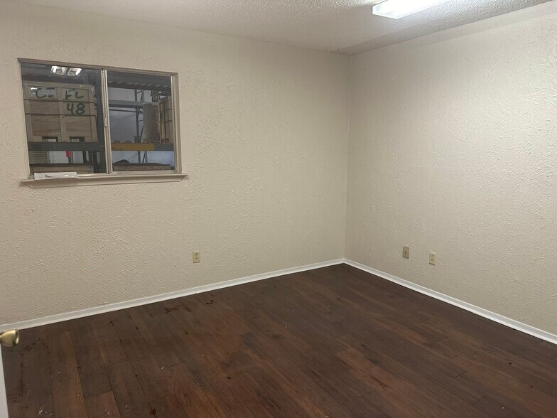 More Photos Of 1014 Commercial Blvd N, Arlington Manufacturing For Lease