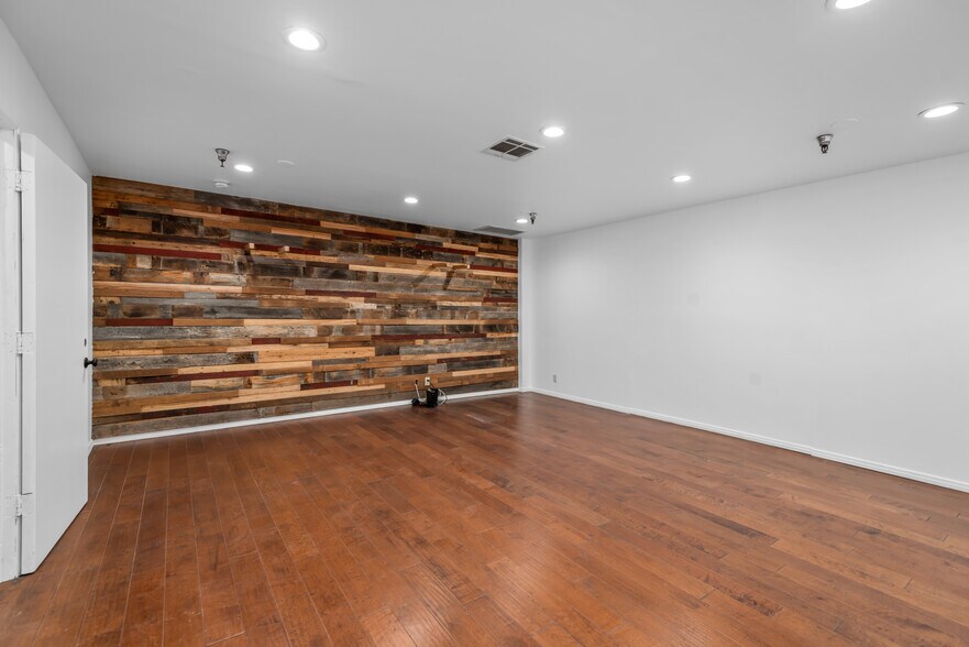 More Photos Of 713 N Victory Blvd, Burbank Warehouse For Lease