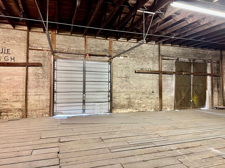 More Photos Of 200-232 W New Braunfels St, Seguin Warehouse For Lease