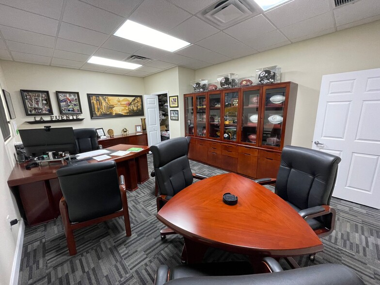 More Photos Of 3306 Waterfield Rd, Lakeland Warehouse For Lease